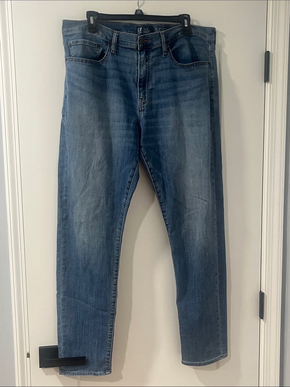 GAP Men's Slim Straight Jeans in Medium Blue Wash